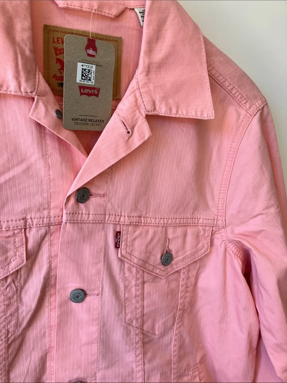 LEVI’S Vintage Fit Trucker Jacket in Coral Lightweight Denim Men’s Size M NWT - Picture 4 of 13